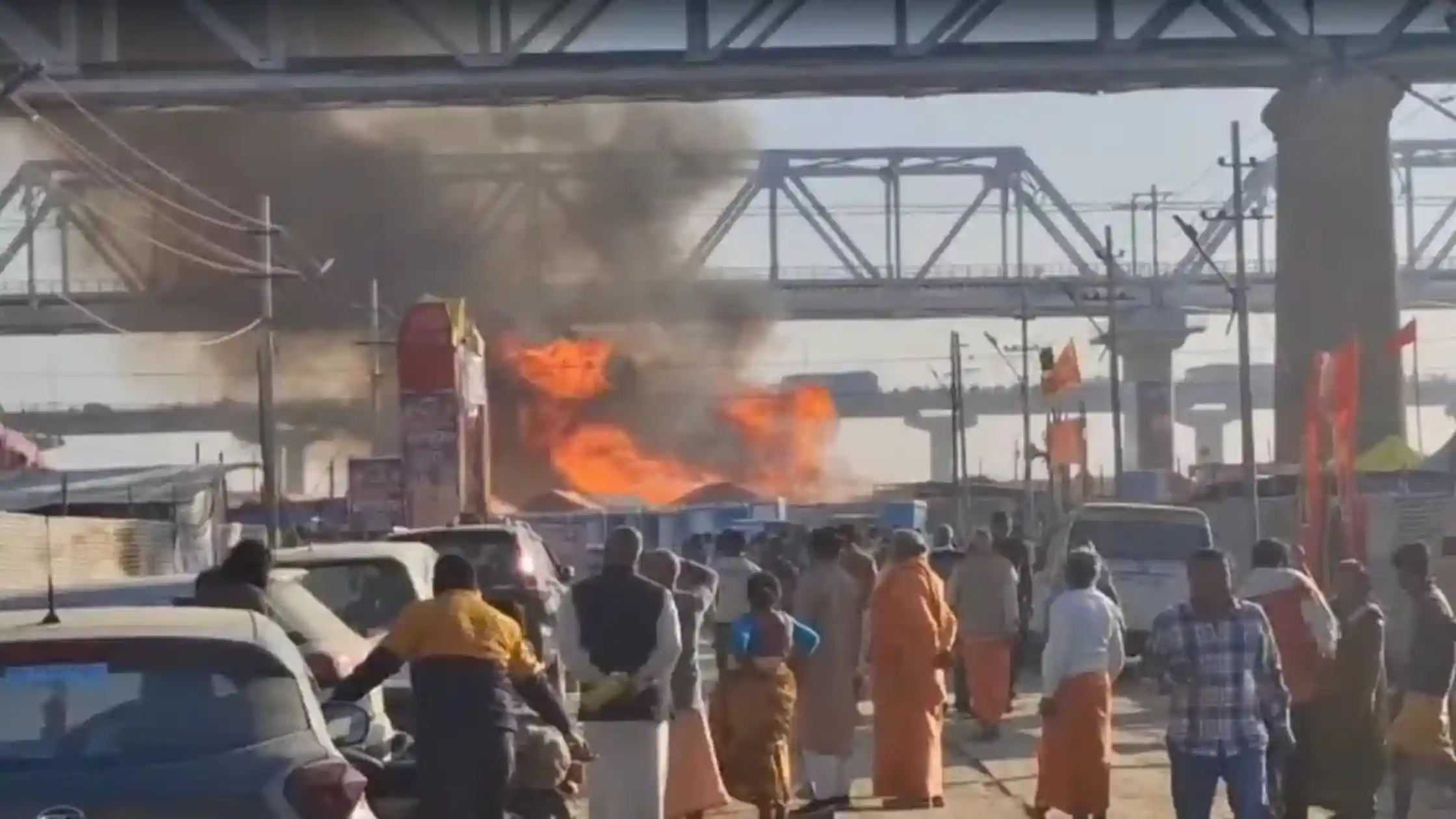 Fire in Maha Kumbh Mela Due to Cylinder Blast, CM Yogi Reached Prayagraj