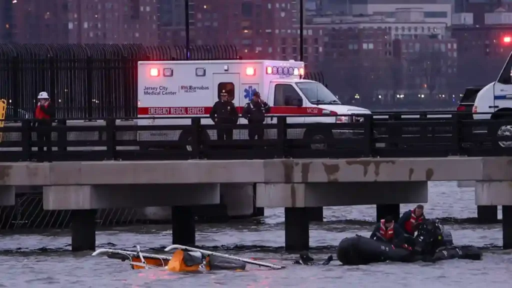 Tourist helicopter crashes in Hudson River in New York City, all 6 on board killed